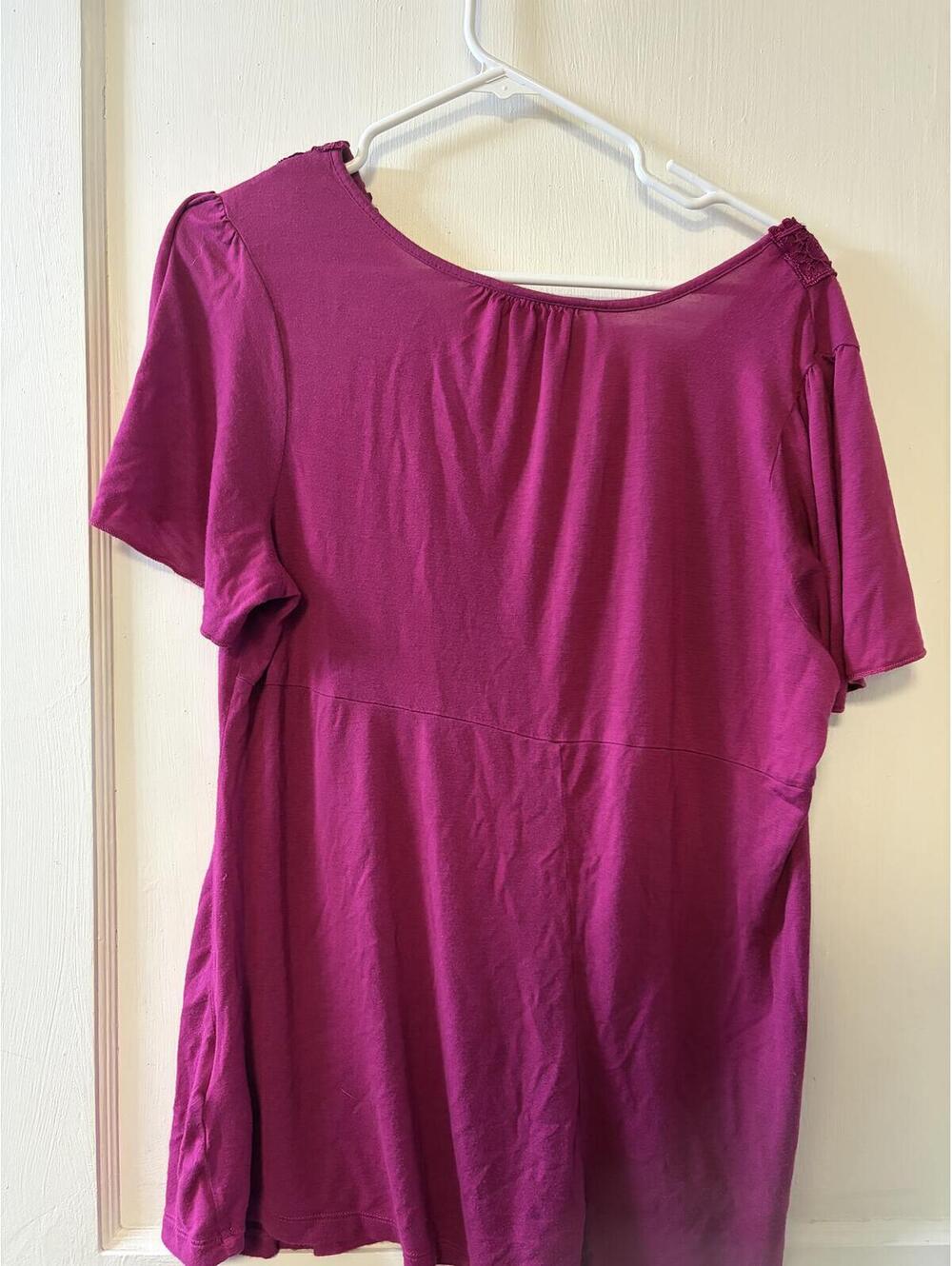 Beverly Drive Women's Embellished V-Neck Top Size 1X - Picture 4 of 4